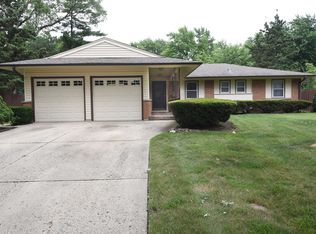 1251 Ridge Ave, Elk Grove Village, IL 60007