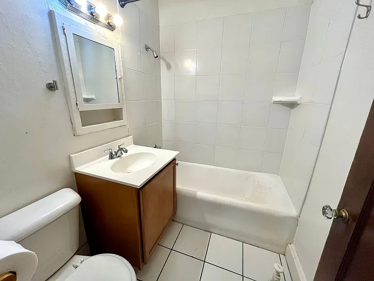 1806 E Kenmore Pl — Photo 4