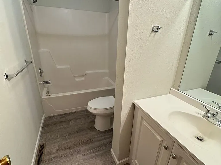 4216 W Bethany Dr — Photo 4