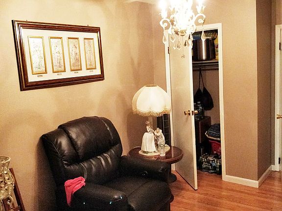 3rd image of 2338 38th St APT 1R