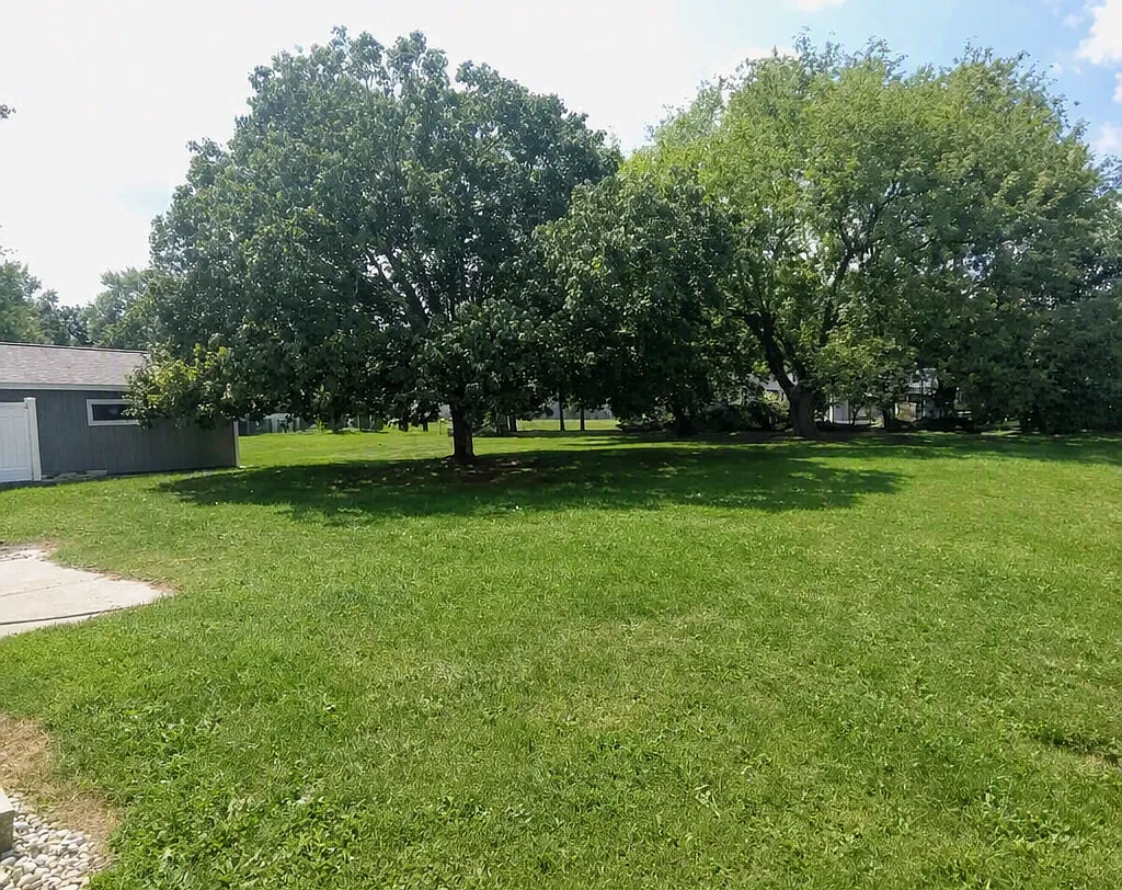 1074 Lowell Dr — Photo 2
