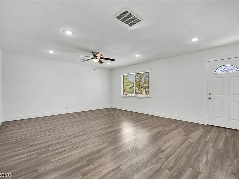 1050 Hassett Ave — Photo 7