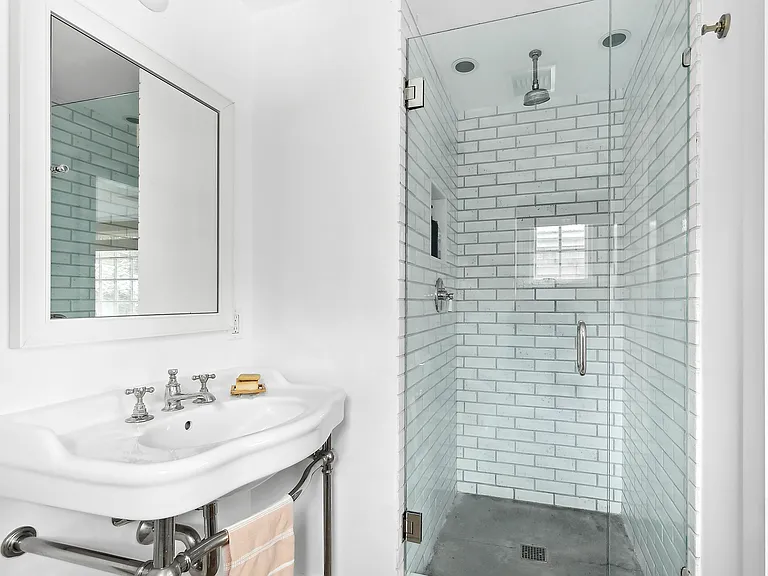 10 Hampton Ln — Photo 12
