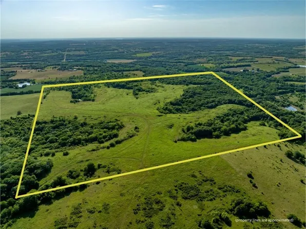 2900 Wallace Rd, Lawrence, KS 66044