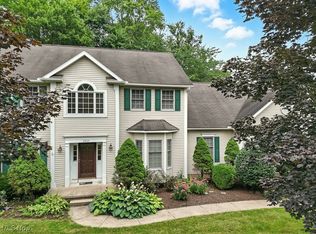 2064 Forest Edge Dr, Cuyahoga Falls, OH 44223