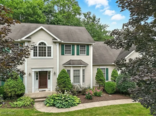 2064 Forest Edge Dr, Cuyahoga Falls, OH 44223