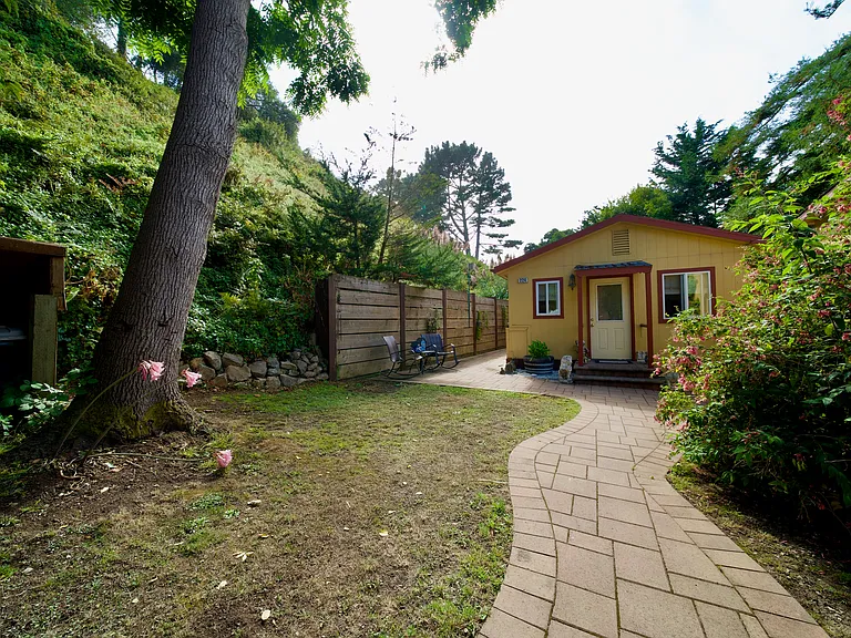 224 Winona Ave — Photo 14