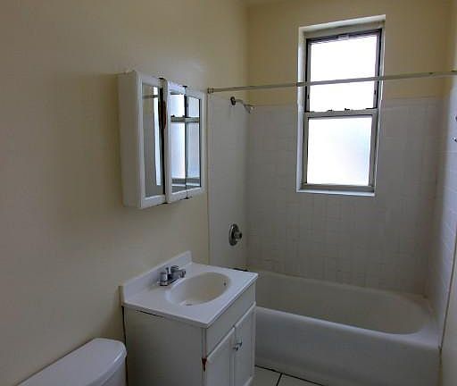 5th image of 550 W Aldine Ave #2330