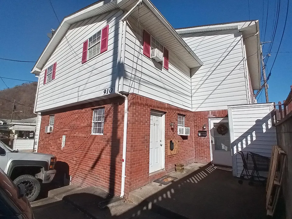 910 Fayette Pike