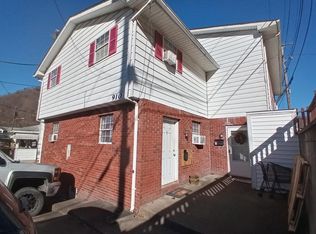 910 Fayette Pike, Montgomery, WV 25136