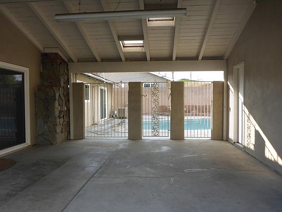 covered breezeway between garage and house