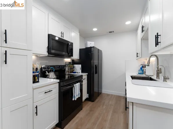 30 Emery Bay Dr, Emeryville, CA 94608