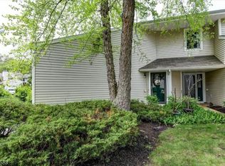 28 Sandpiper Dr, Parlin, NJ 08859