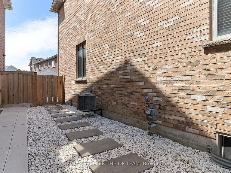 17 True Blue Cres — Photo 47
