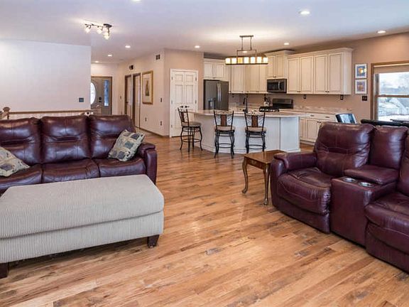 3rd image of 10049 Emerald Dr