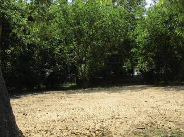 805 S Eads St, Benton, IL 62812