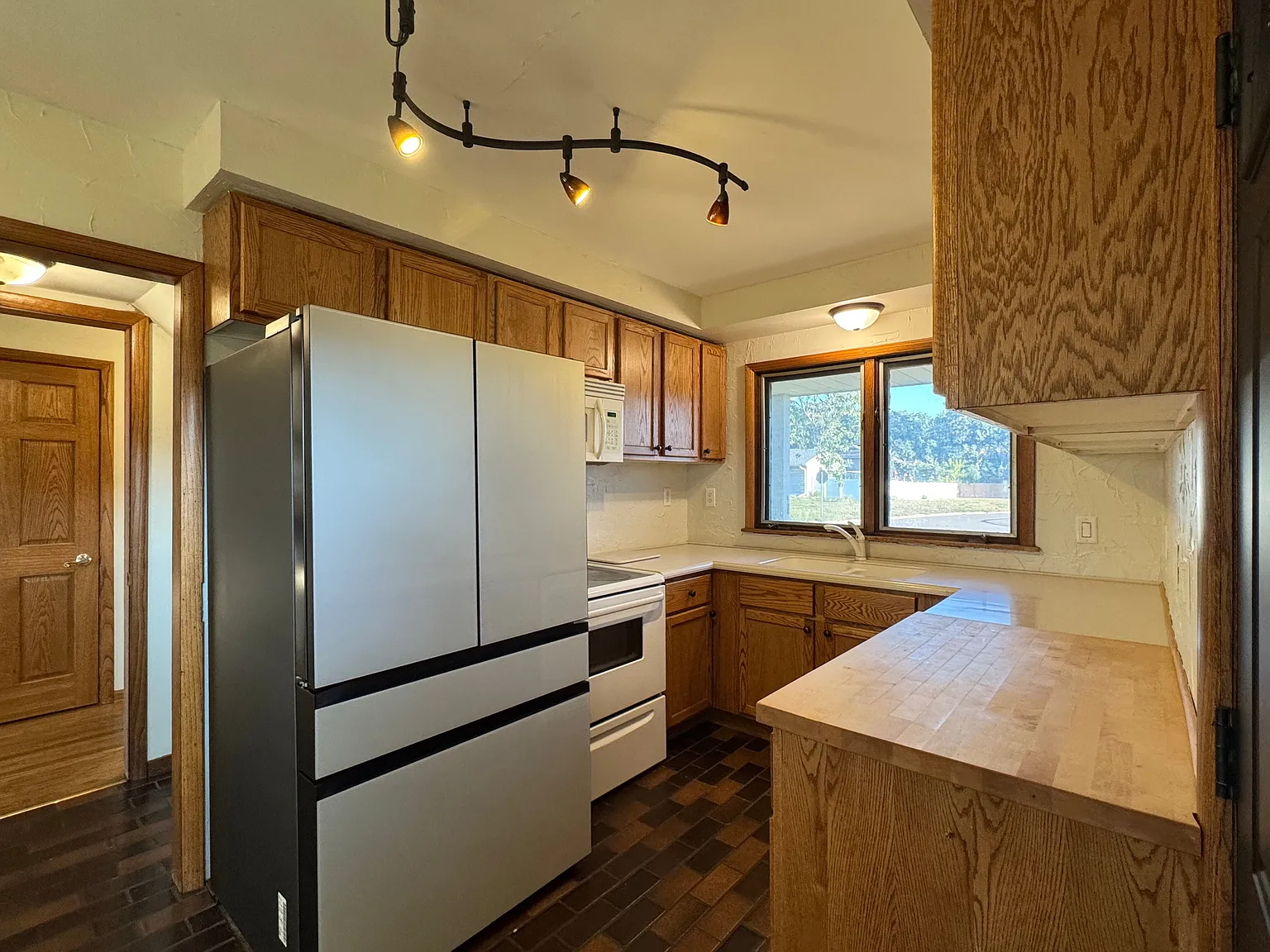 5 bed, 1.5 bath, 2227 sqft, $3,200 — Photo 3