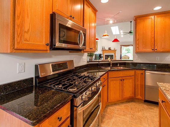 5th image of 930 Bonnie Brae Ln