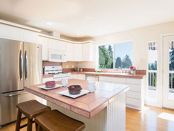 4th image of 2440 McGregor Dr SE