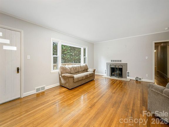 5th image of 79 Edgewood Dr