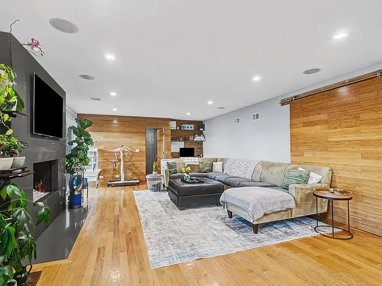 2076 Valley Lo Ln — Photo 16