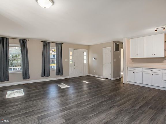 2nd image of 15 English Oak Cir