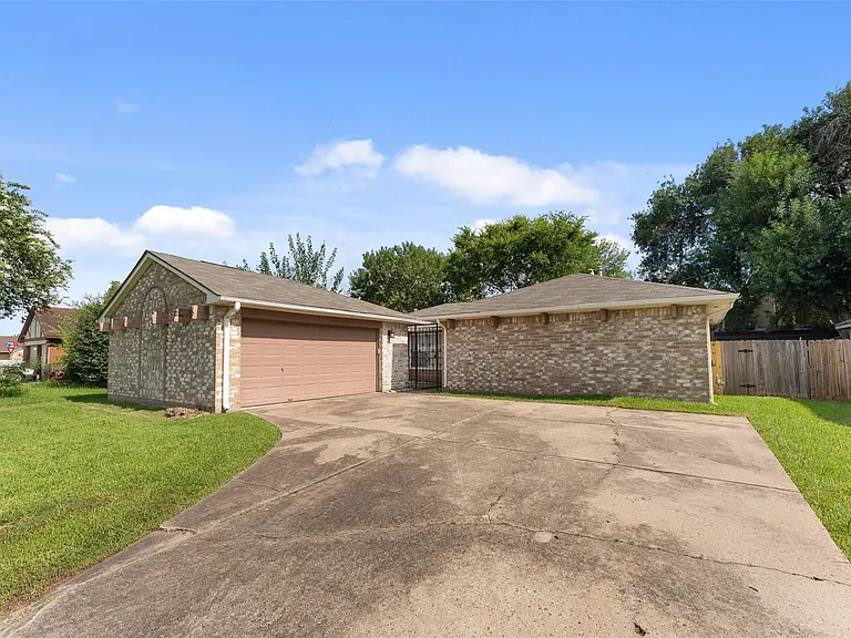 1202 Manorglen Dr — Photo 2
