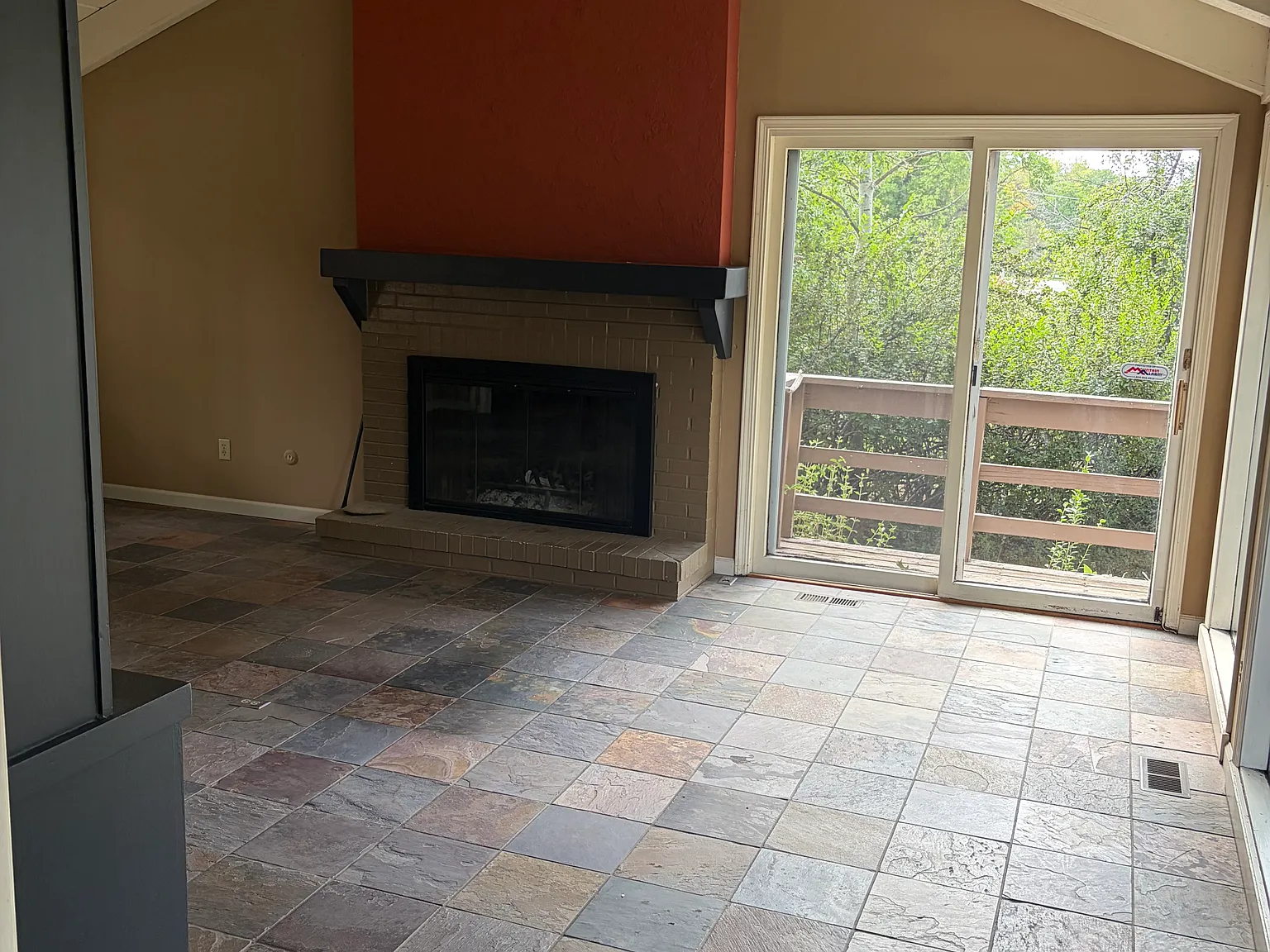 5 bed, 3741 sqft, $5,900 — Photo 3