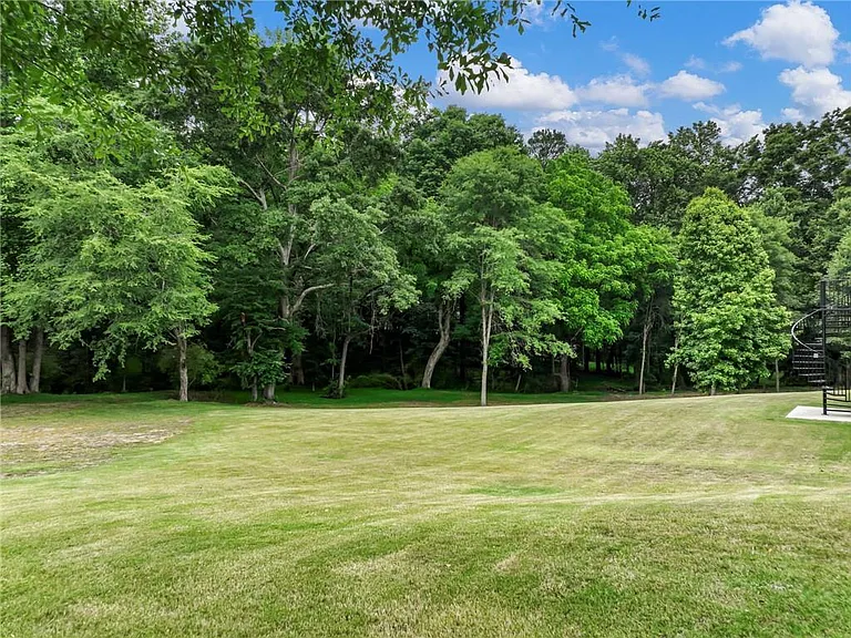566 Versailles Dr — Photo 75