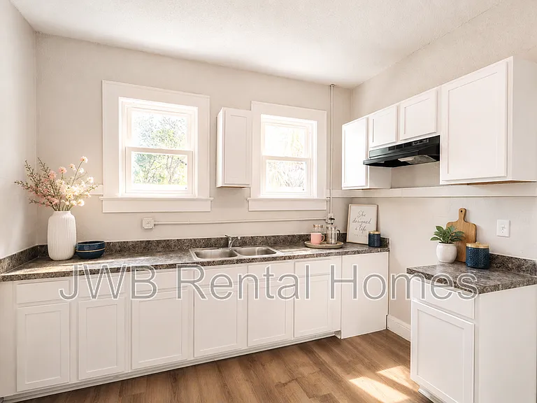 947 Kenmore St — Photo 3