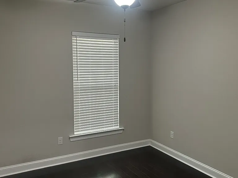 215 Hutton Ln — Photo 15
