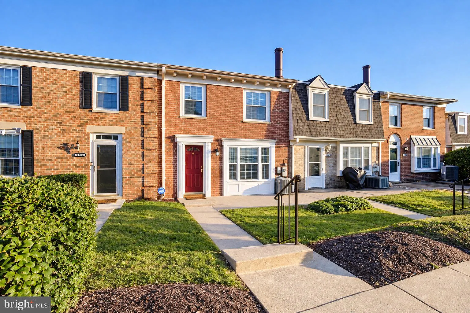 2 bed, 1.5 bath, 1008 sqft, $2,350 — Photo 1