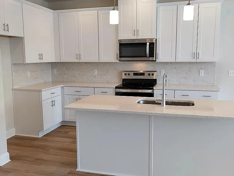 249 Netherlands Blvd — Photo 5