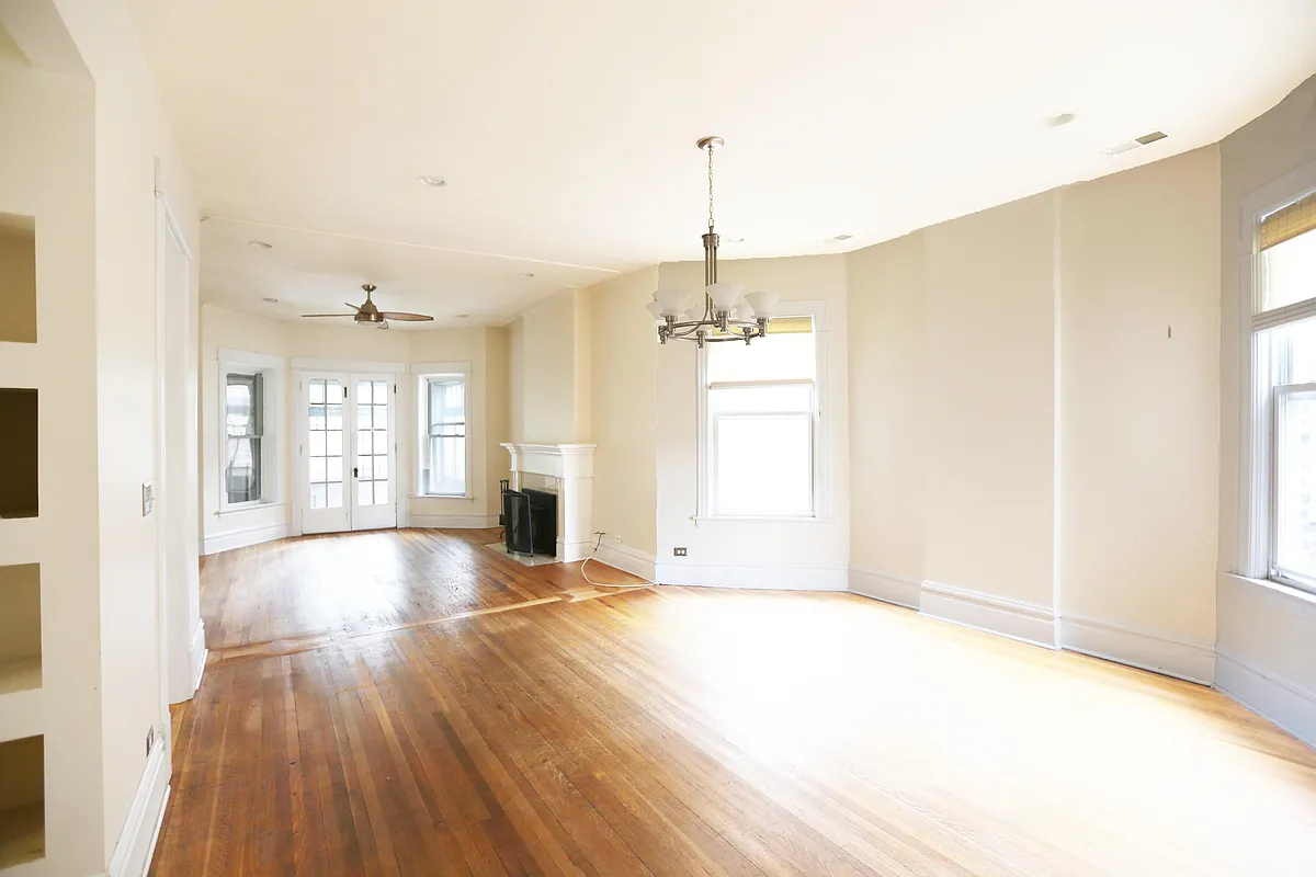 Building Photo - 1239 W Winnemac Ave #2