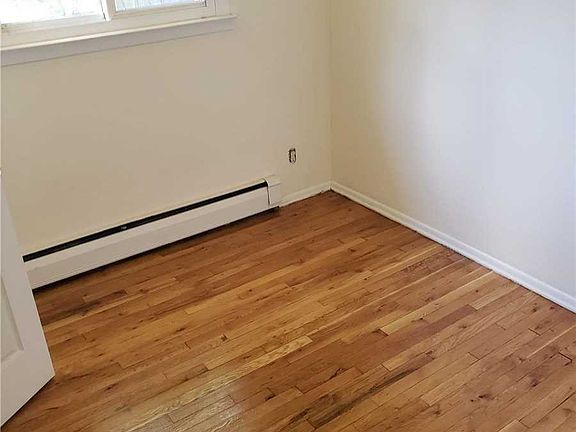 5th image of 16 E Chestnut St