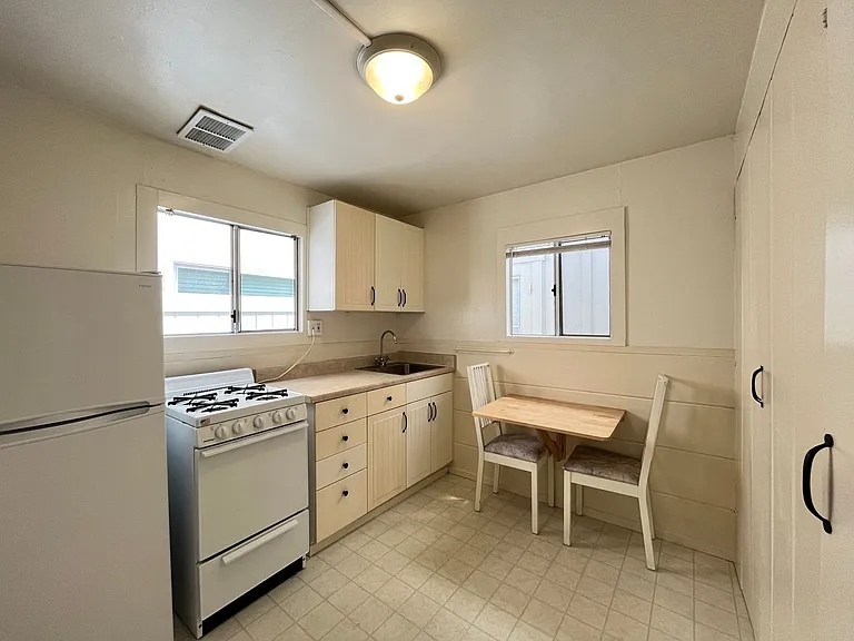 310 E Balboa Blvd — Photo 4