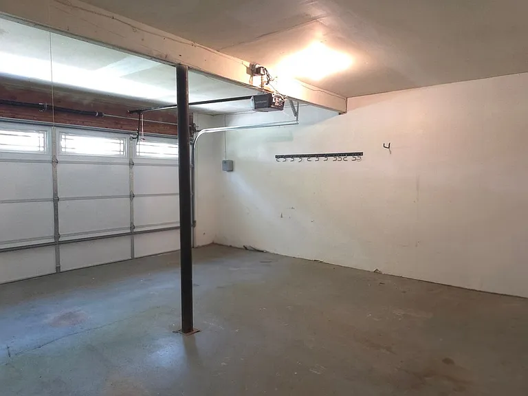 190 Barrington Dr E — Photo 15