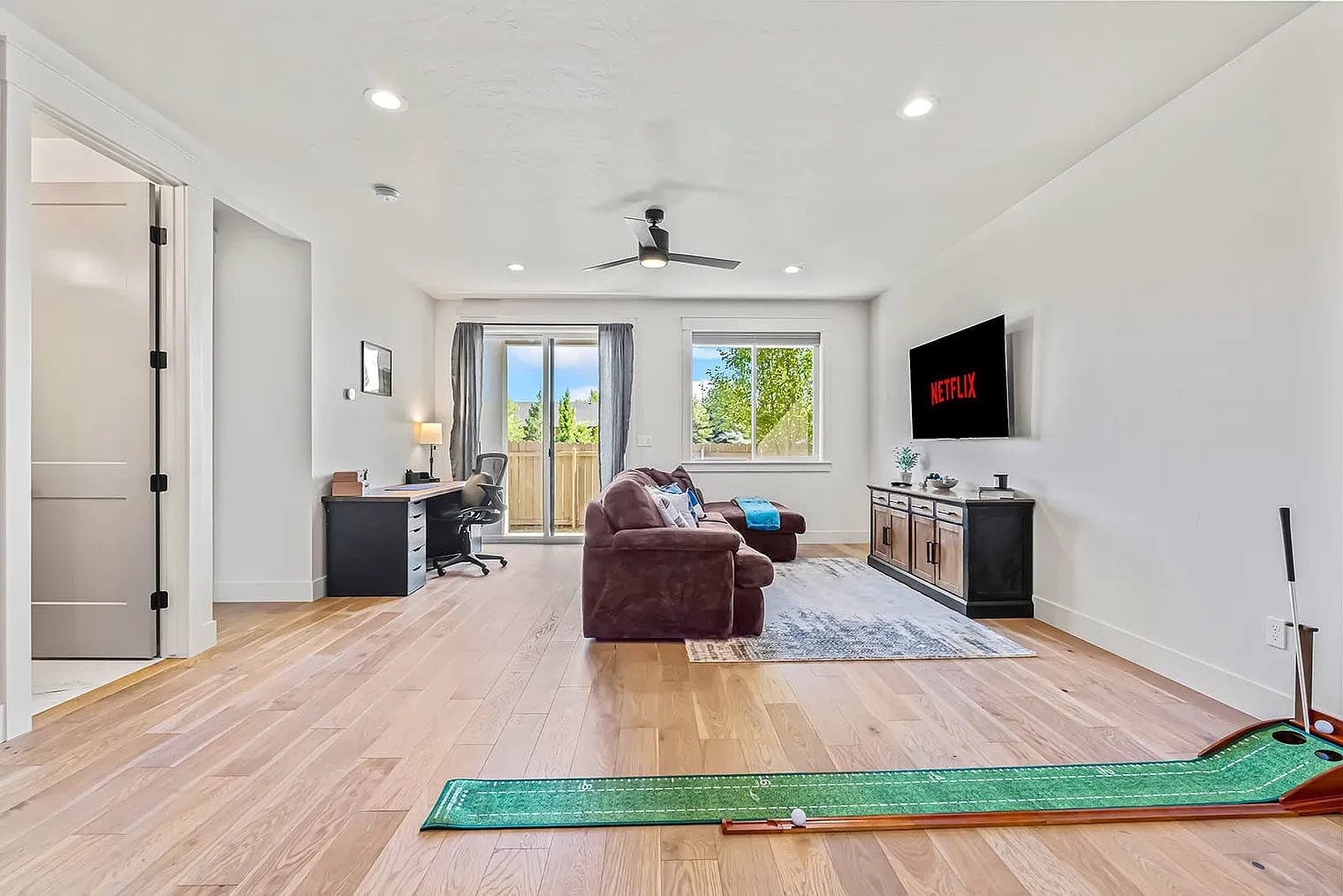 3 bed, 3.0 bath, 559 sqft, $6,080 — Photo 4