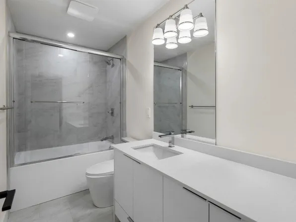 6070 Elgin Ave #2, Burnaby, BC V5H 3S4