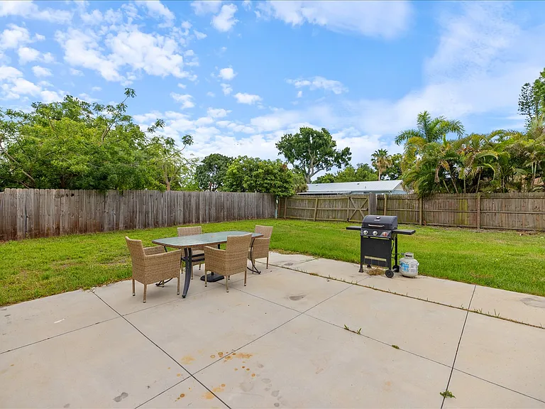 818 Plum Tree Ln — Photo 34