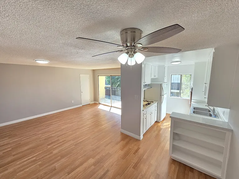 13813 Oxnard — Photo 24