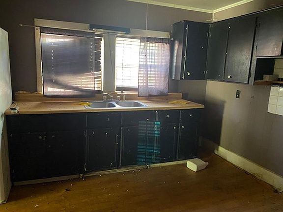 3rd image of 215 Belmont St