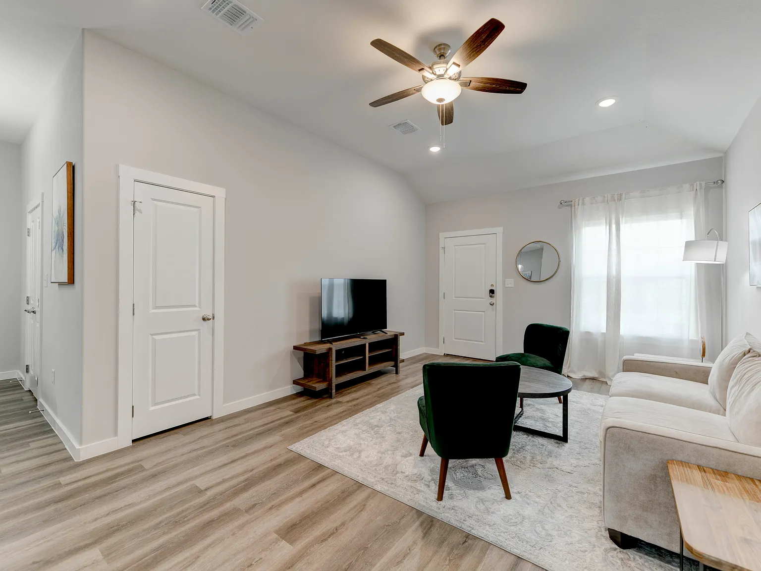 4 bed, $3,500 — Photo 4