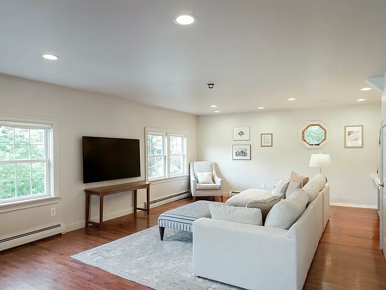 127R Leonard St — Photo 4