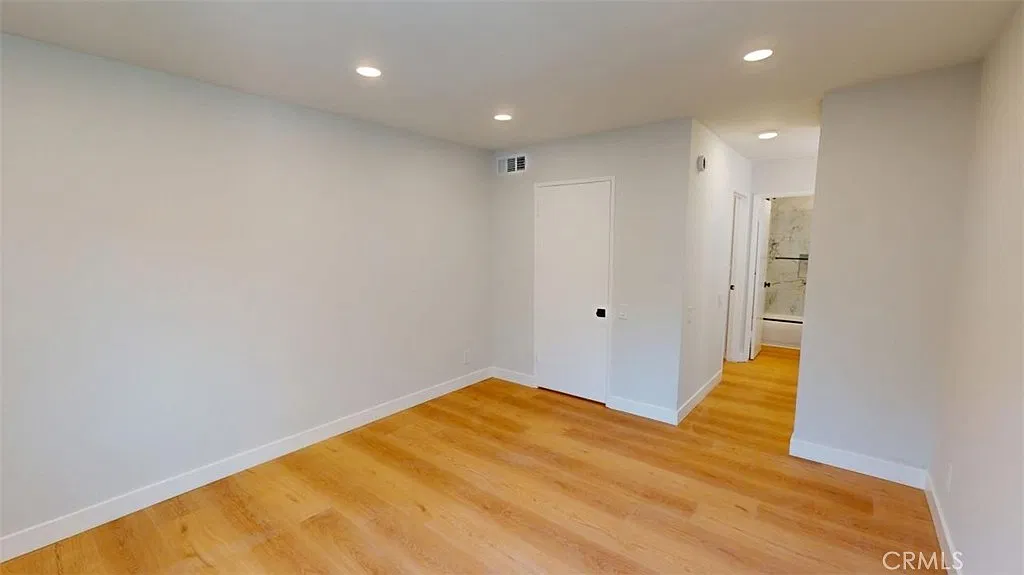 2 bed, 990 sqft, $2,600 — Photo 3