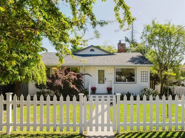 1737 Amphion St, Victoria, BC V8R 4Z8