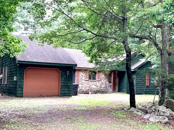 47 Maplewood Rd, Lake Harmony, PA 18624