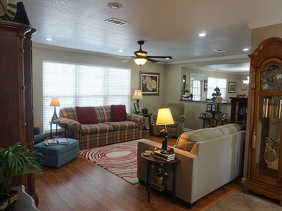 3rd image of 2052 Gorrie Ave