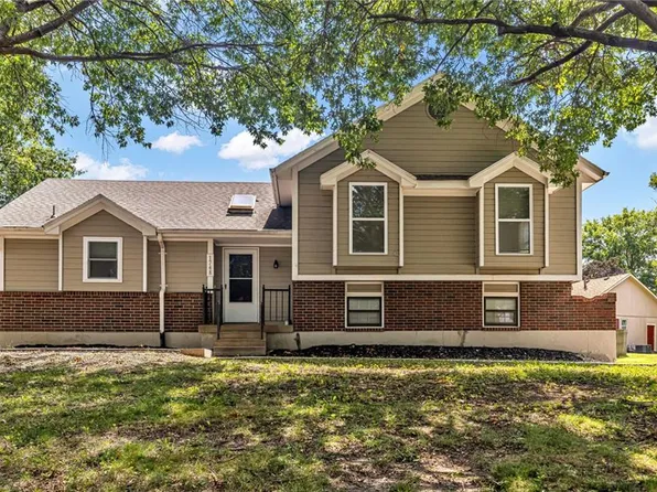 1748 SE Silkwood Ct, Lees Summit, MO 64063