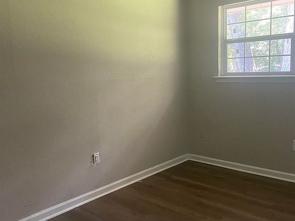 4th image of 2414 Tamarak Dr